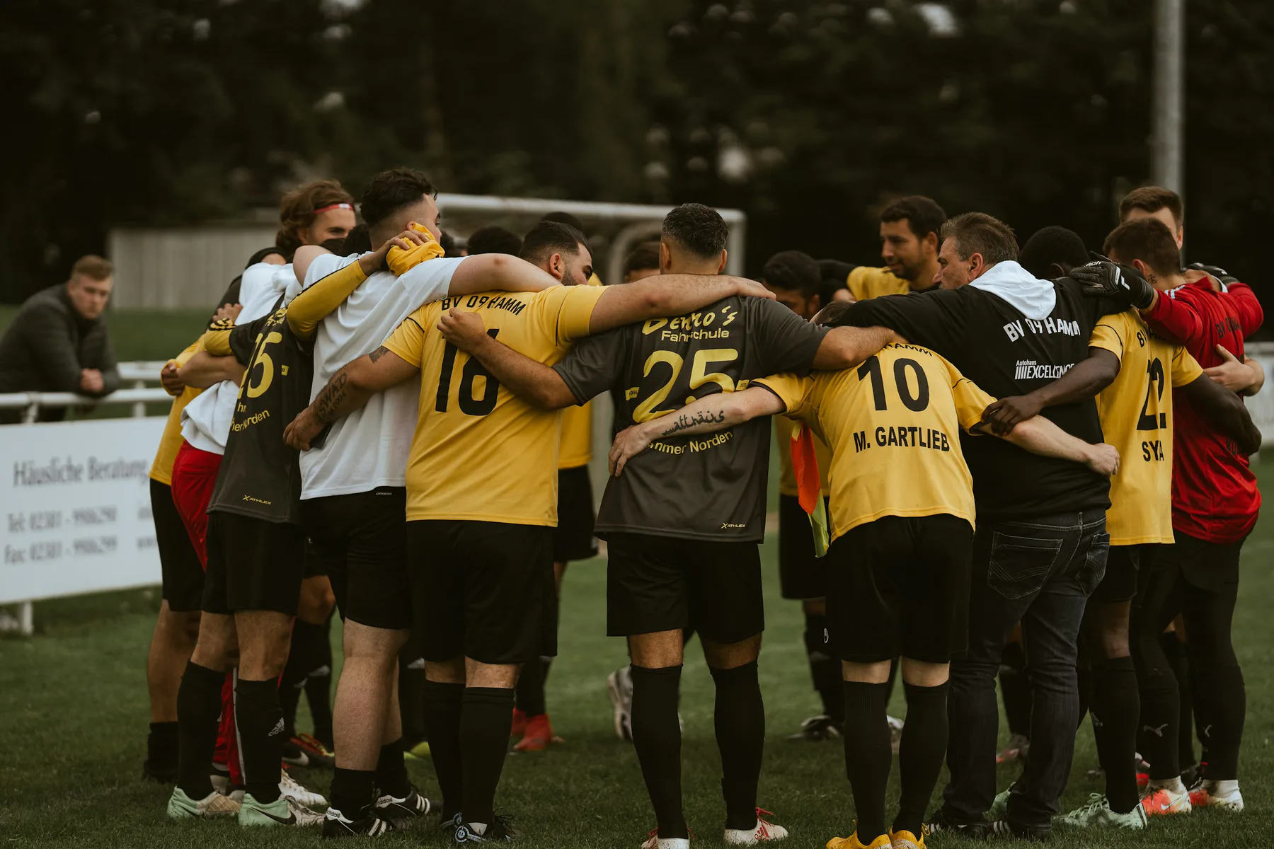 Responsables d’un club discutant au bord d’un terrain